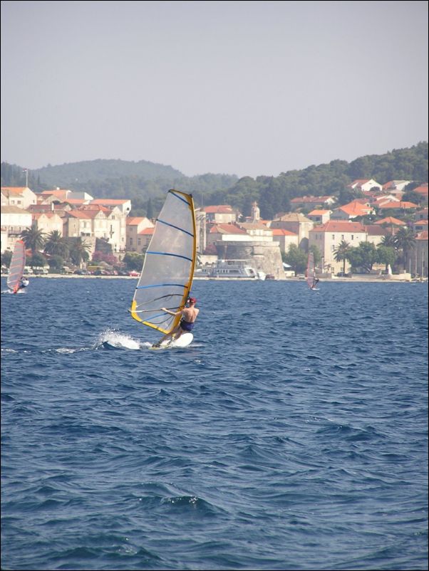 J na windsurfingu